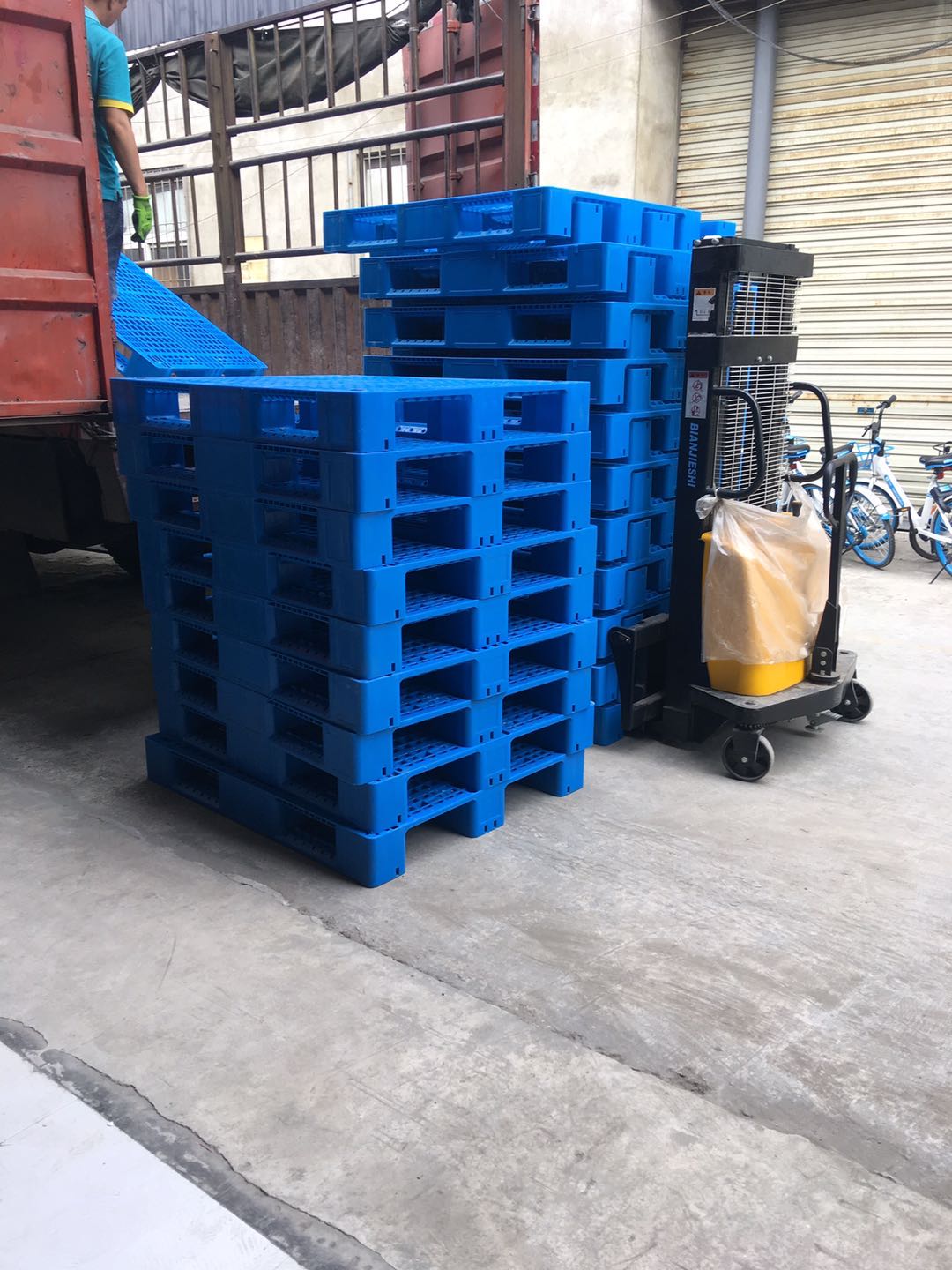成都乐山塑料垃圾桶水箱水塔/雅安达州塑料托盘零件盒