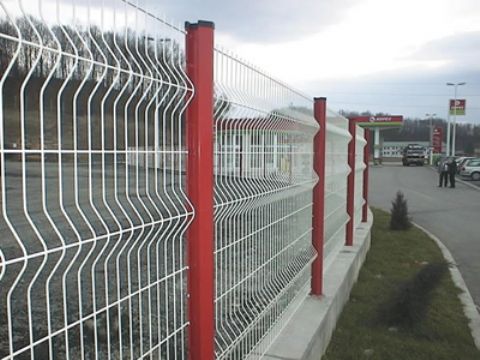 供应小区护栏网,三角折弯护栏网,桃形立柱护栏网
