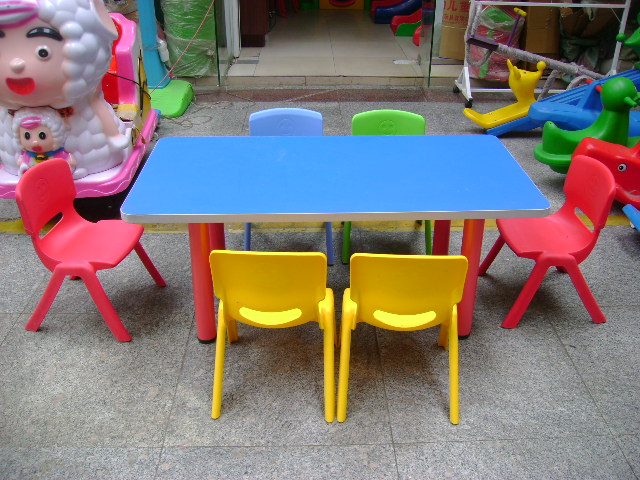供应培训班学习桌椅儿童塑料课桌幼儿午睡床豪华双面移动黑板