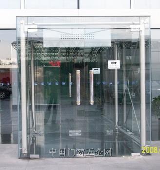 上海徐汇区玻璃门维修-维修玻璃门下沉磨地面