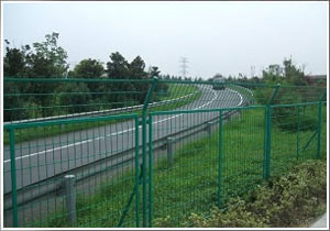 供应道路两侧带立柱绿色防护网