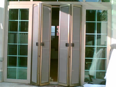 供应佛山铝合金门窗，铝合金纱窗门材料，高档折叠纱门