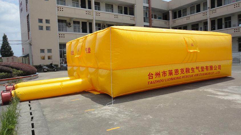 供应LK-XJD-P-8*6*25m消防救生气垫救生器材娱乐气垫极限运动防护气垫
