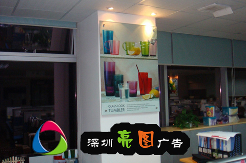 深圳亮图广告公司做亚克力背景墙 **玻璃背景板喷绘制作