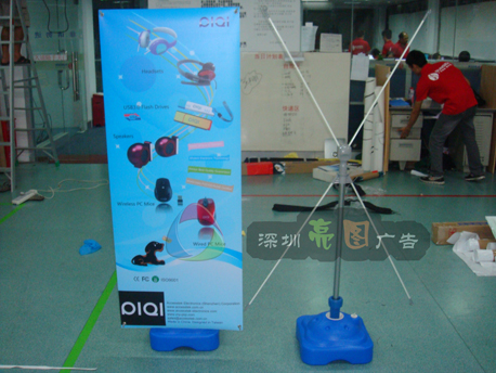 深圳亮图展示器材喷绘公司做注水展架 做注水器材X展架水座旗杆