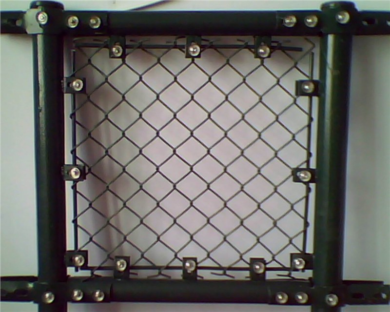 生产4米高浸塑勾花网篮球场护栏网