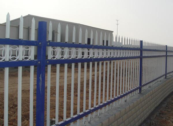 供应姜堰B型围墙栏杆推荐福利达围墙栏杆组装式安装简便！