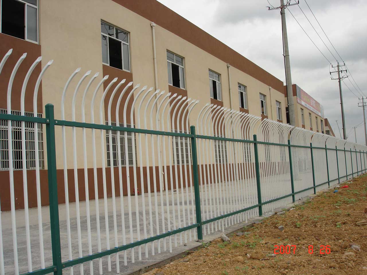 供应泰州组装式围墙栏杆价格给力、泰州E型防爬围墙栏杆厂家直销