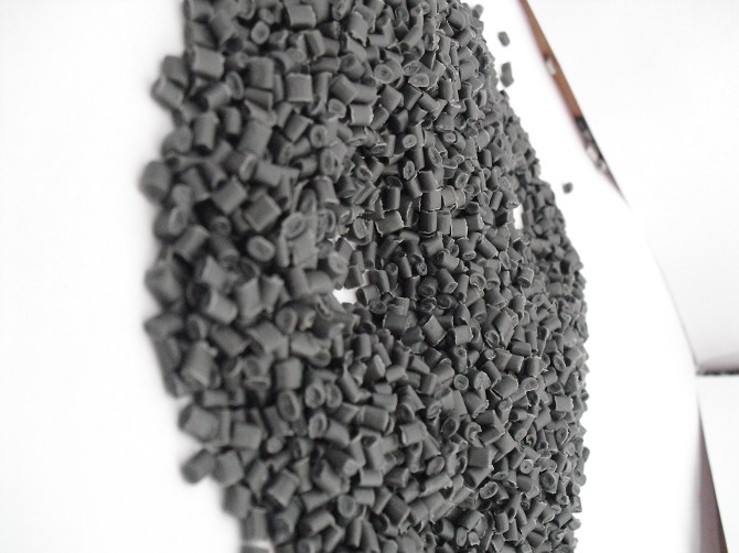 低压HDPE黑色再生颗粒 黑色HDPE机油壶再生料 中空HDPE压板**料