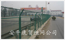 本公司专业生产道路两边用的铁丝网,公路防护网,高速护栏