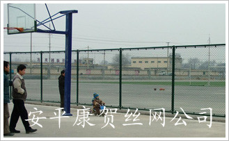 本公司销售体育场围栏网,操场四周用的铁丝网 ，批发商