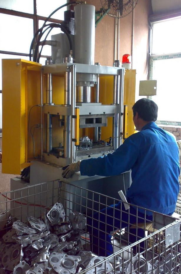供应铝镁合金压铸件水口冲切油压机|泉州铝制品冲边机