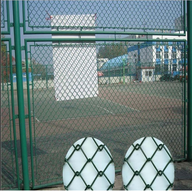 供应学校足球场用防锈网围栏 菱形勾连防护网