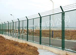 安平德明公司供应护栏网，隔离栅，适用于公路铁路飞机场等区域