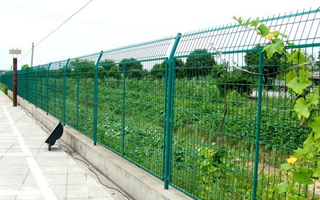 供应公路护栏、防眩板、监狱护栏等防护网——安平长明网栏