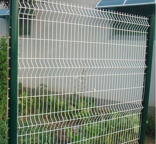 小区围墙铁丝网 折弯桃型柱护栏网现货