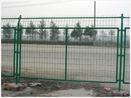 供应沐阳公路交通安全隔离栅，护栏网，围栏网