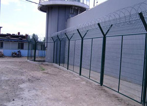 供应多种护栏网、隔离栅等优质护栏网—安平长明网栏