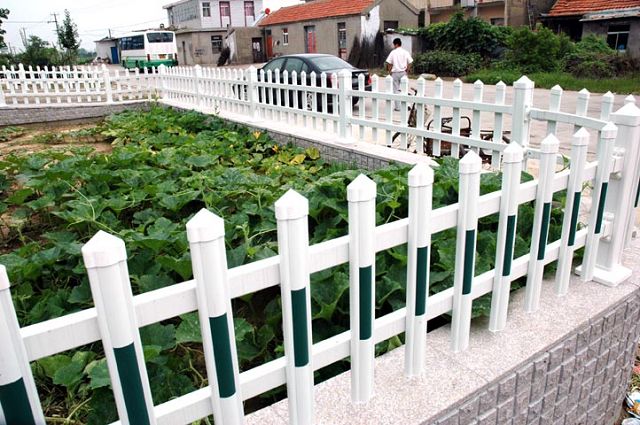 锌钢护栏的特点 M型京式道路护栏 河北铁艺围墙栏 机动车隔离栅