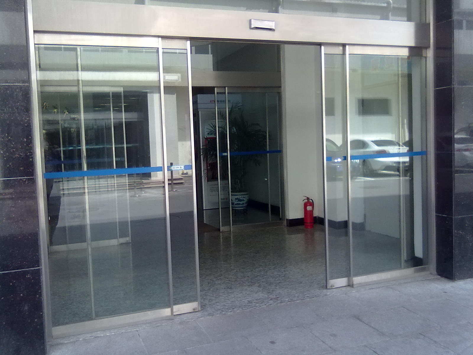 北京西城区车公庄安装玻璃门24小时上门维修