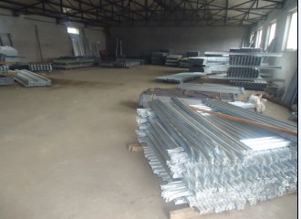 专业生产厂房围栏锌钢基材护栏 高质量低价格