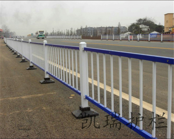 厂家供应鞍山公路护栏，停车场隔离栅栏，鞍山**交通栅栏优质产品
