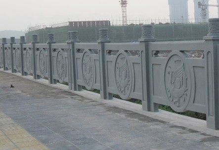 专业生产广元广安地区铸造石喷砂栏杆 仿石仿木河道公路护栏