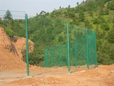 工厂直销铁丝网围栏网，围墙用围栏网，养殖用围栏网，现货销售