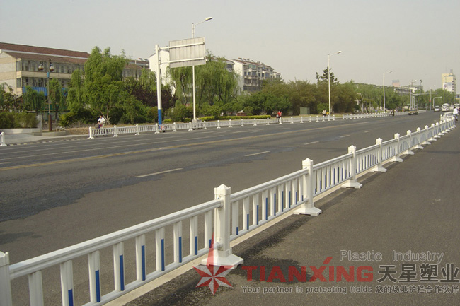 济宁pvc道路护栏、山东塑钢公路护栏价格、交通隔离护栏