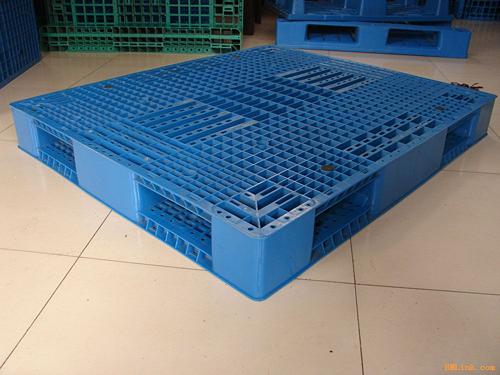 大量销售新余可堆垛塑料托盘 双面网格内置8根钢管塑料托盘 鹰潭塑料工厂