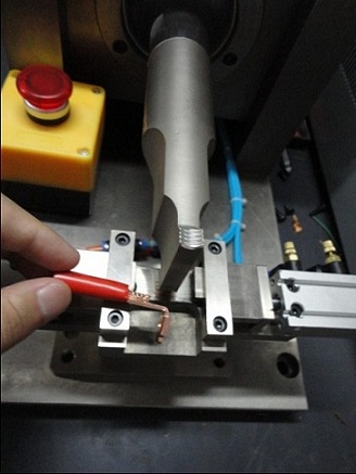 软包锂电池超声波焊接机