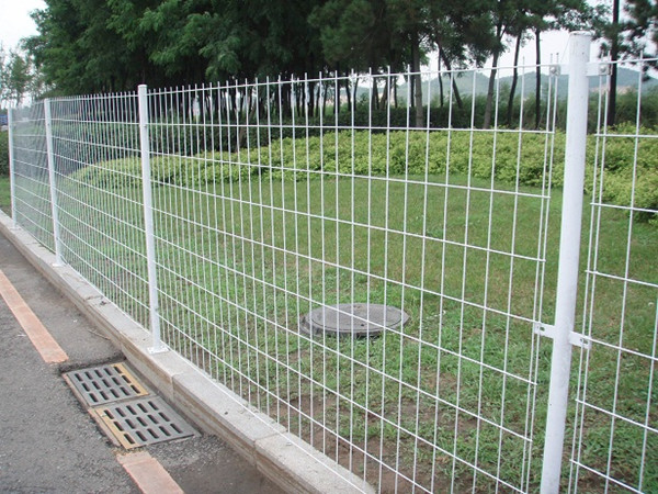 公路铁路防护网 防护绿色铁丝网 方孔仓库 隔
