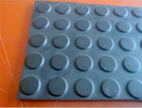 专业生产,定做各种规格的黑色圆点橡胶板