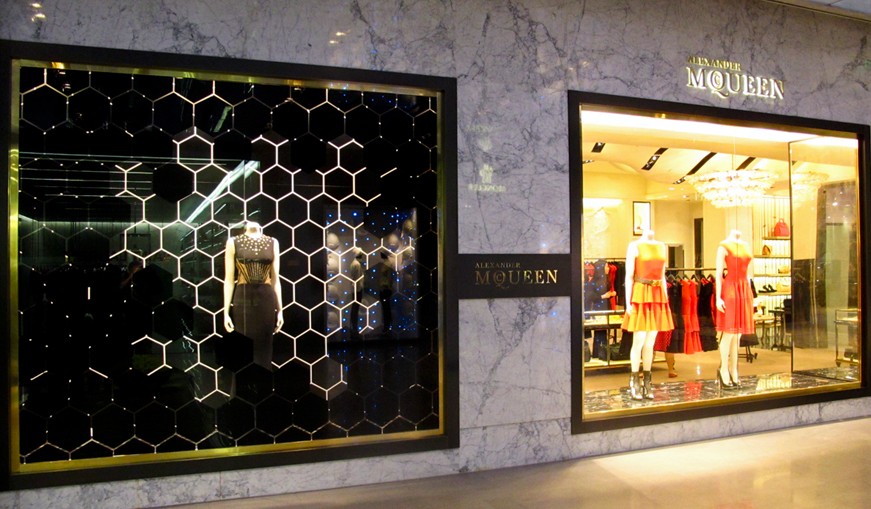 形象服装橱窗展示 服装橱窗设计 橱窗陈列 可以选择深圳亦联 深圳橱窗设计公司