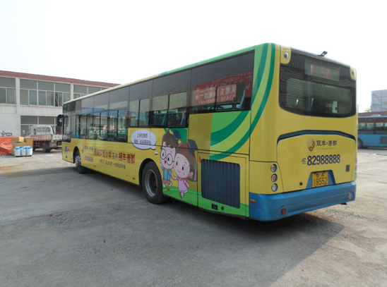 山东济南市内公交车体广告