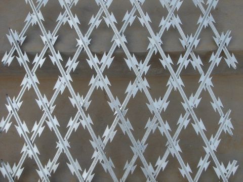 刀片刺网焊接护栏、直线刀刺网焊接菱形孔隔离网