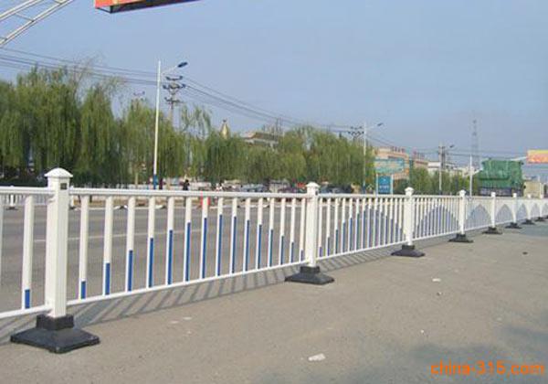 批发株洲交通隔离栏85一米 道路*护栏，锌钢道路护栏