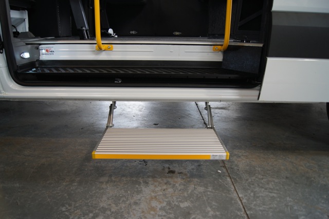 校车使用电动单级折叠踏步脚踏板