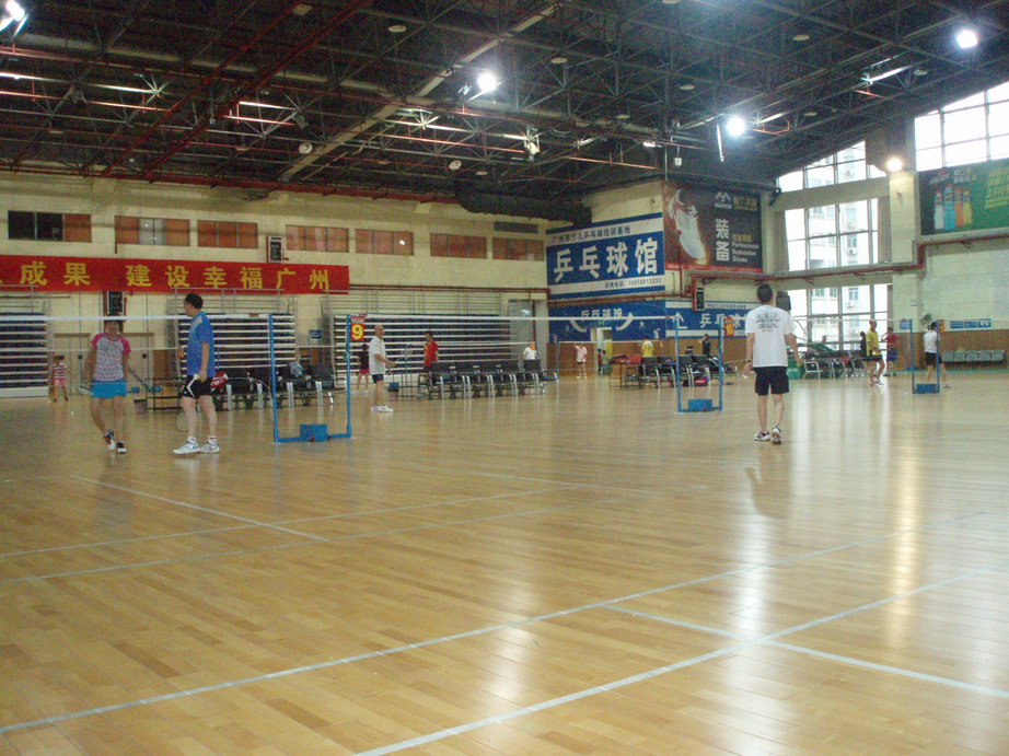 学校篮球馆运动材料，运动木地板厂家