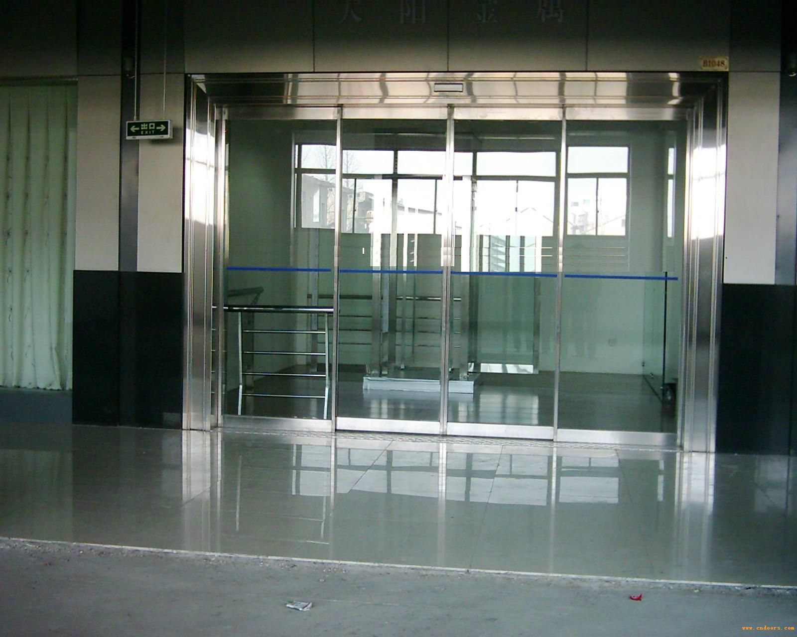 金光华广场安装钢化玻璃门，地弹簧及施工工艺，厂家安装