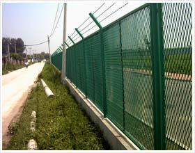 供应菱形孔铁丝网围栏，菱形孔PVC铁丝网围栏价格，菱形孔铁丝网围栏生产厂家