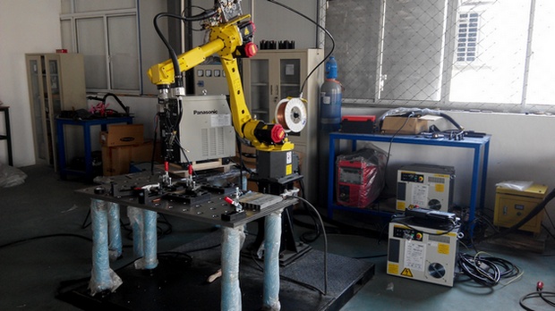 柔性工装焊接机器人工作站