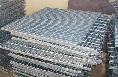 工程尾期原材料降价主要物资有 护栏网 护栏 冲孔网 吸音板