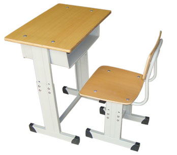 K01型课桌椅、桌椅地脚采用25*50方管，立柱使用冷轧钢板冲压成型