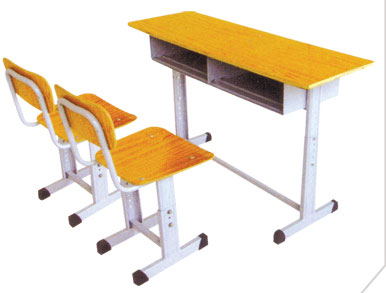 K02型双人课桌椅、桌椅底脚使用25*50方管，立柱使用冷轧钢板冲压成型