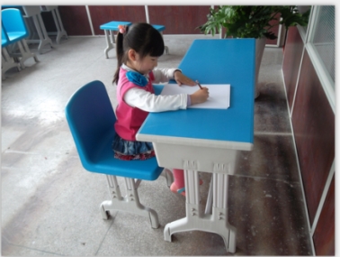 厂家直销内蒙古塑钢课桌椅、批发鄂尔多斯幼儿园课桌椅、内蒙古课桌椅价格