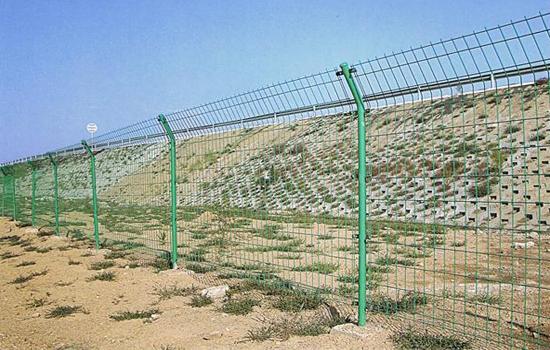 贵州现货供应三角折弯护栏网 高速公路护栏网 铁路护栏网边框护栏网