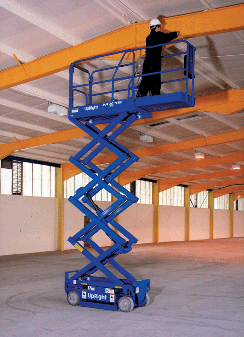 液压装卸升降台主要用于仓储装卸场所与叉车、搬运车辆配套进行货物快速装卸