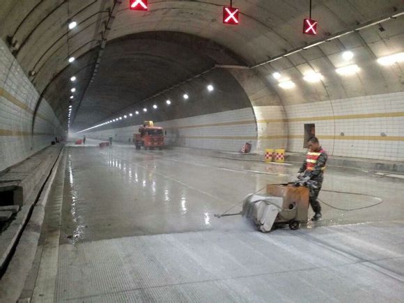 广航交通3月份广乐高速梯子岭隧道紧急抢修