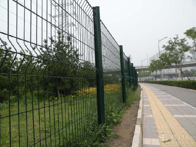 遵义厂家供应钢丝网围栏/菱形护栏网/钢板网护栏/公路护栏网